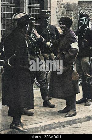 Lady Dorothie Mary Evelyn Feilding-Moore (auch bekannt als „Dot“ Feilding), besser bekannt als Dorothie Feilding, MM, CdeG, OLII (6. Oktober 1889 – 24. Oktober 1935), Tochter von Lord und Lady Denbigh, die während des Ersten Weltkriegs eine hochdekorierte ehrenamtliche Krankenschwester und Krankenwagenfahrerin an der Westfront wurde Sie war die erste Frau, die die Militärmedaille für Tapferkeit auf dem Feld erhielt. Außerdem erhielt sie den 1914 Star, das Croix de Guerre der Franzosen und den Orden von Leopold II von den Belgiern für ihre Verwundeten. Foto mit belgischen Offizieren in Alost während eines Bombenanschlags im September 1914 Stockfoto