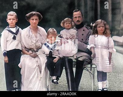 Herzog Charles Edward von Sachsen-Coburg-Gotha mit der Herzogin (Victoria Adelaide) und ihrer Familie von links: Prinz John Leopold; Prinz Hubert; Prinzessin Caroline; Prinzessin Sybil. Der Enkel von Königin Victoria und der Sohn des Herzogs von Albany, Charles Edward, stand vor einem Konflikt nationaler Loyalität, als Monate nach diesem Foto Krieg ausbrach. Als er eine kommission in der deutschen Armee innehatte, entschied er sich, Deutschland statt seines Geburtslandes zu unterstützen. Datum: 1914 Stockfoto