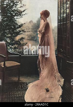 Ein künstlerisches Foto, das eine Braut in Schleier und Kleid zeigt, die aus dem Fenster guckt, vielleicht in dem Wissen, dass ihr neuer Ehemann bald an die Front geht. Ein weiteres Foto auf der folgenden Seite (Bild Nummer 10700922) zeigte eine Kriegswitwe. Datum: 1915 Stockfoto