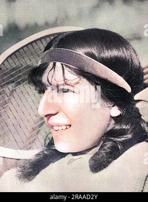 Suzanne Lenglen (1899 - 1938), französische Tennisspielerin, Gewinner von 81 Singles-Titeln in den 1920er Jahren. Als frühe 15-Jährige im Tatler, der schreibt: "Beim deutschen Spiel verpasst sie selten einen Schuss, wie Mr. Wilding (Anthony Wilding, neuseeländischer Tennisspieler, der viermal Wimbledon gewonnen hat), von dem sie in der letzten Saison viel von ihrem Spiel an der Riviera gelernt hat. Und sie ist auf dem besten Stand... eines Tages könnte sie die englische Meisterschaft gewinnen.“ Datum: 1914 Stockfoto