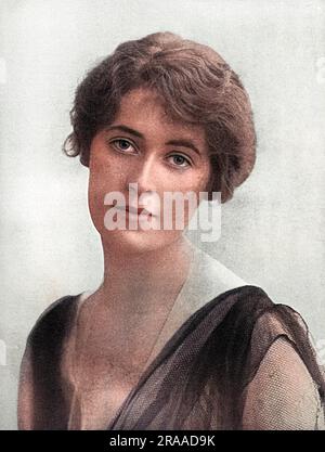 Miss Pamela Maude, die Tochter des Schauspielers Cyril Maude, wurde bei ihrer Hochzeit mit Captain William La Touche Congreve von der Gewehrbrigade fotografiert. Major Congreve (wie er später wurde) erhielt vom 6. Bis 20. Juli 1916 für seine Taten in Longueval, Frankreich, das Victoria Cross. Major Congreve inspirierte die Menschen um ihn herum durch zahlreiche Akten der Galanterie. Er wurde schließlich erschossen, als er seine Frau und seine kleine Tochter zurückließ. Es ist bemerkenswert, dass sein Vater, General Sir Walter Norris Congreve, ebenfalls den V.C. (während des Zweiten Boer-Krieges) erhielt und sie einer von nur drei Vater und sind Stockfoto