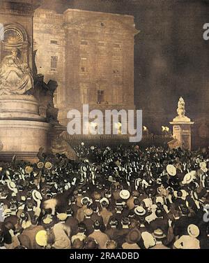 Am Dienstag, den 28. Juli 1914, versammelte sich nachts eine große Menschenmenge vor dem Buckingham Palace. An diesem Nachmittag wurde bekannt, dass Großbritannien Deutschland ein Ultimatum gestellt hatte und vor Mitternacht eine Antwort verlangte. Patriotische Demonstrationen fanden in ganz London statt, auch außerhalb des Buckingham-Palastes, in Erwartung der Nachricht, ob Großbritannien den Krieg erklären würde. König George V., Königin Mary und der Prinz von Wales erschienen alle auf dem Balkon des Palastes. Datum: 28. Juli 14 Stockfoto