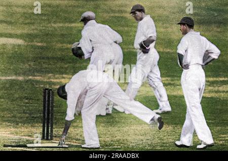 Fingleton schlägt für New South Wales, getroffen von einem aufsteigenden Ball von Voce. Bradman unterstützt ihn; der Nawab von Pataudi holt seinen Schläger ab, während Ames und Jardine rüberlaufen. Während dieser Tour, D.R. Jardine, der MCC-Kapitän, nutzte das Tempo von Larwood, um die „Beintheorie“ (auch bekannt als „Bodyline“-Bowling) anzuwenden. Obwohl die Taktik auf dem Cricketfeld erfolgreich war, wurde sie von vielen Australiern als unsportlich angesehen und beeinträchtigte die Beziehungen zwischen Australien und Australien. Datum: 1933 Stockfoto