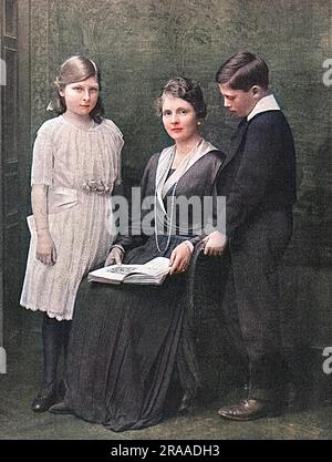 Prinzessin Alice von Albany, Gräfin von Athlone (1883-1981), Tochter von Prinz Leopold und Enkelin von Königin Victoria. Sie heiratete Prinz Alexander von Teck (Earl of Athlone), den Bruder von Königin Mary, im Jahr 1904. Sie wird mit ihren beiden Kindern, Lady May Cambridge, geboren 1906, die Hauptmann Henry Abel Smith, Gouverneur von Queensland, heirateten, und Prinz Rupert von Teck, Viscount Trematon, geboren 1907, die an Hämophilie litt und 1928 bei einem Autounfall ums Leben kam, abgebildet. Datum: 1918 Stockfoto