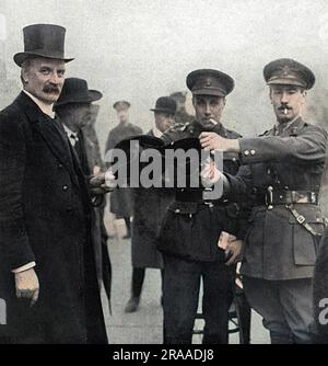 Eine Seite des Zuschauers, die zwei Offiziere zeigt, die die zerschlagenen Überreste eines Bowler-Hutes eines "Peace Crank" -Redners am Trafalgar Square in London halten. Das Magazin sagt, dass das Verhalten bei Offizieren und Gentlemen nicht zu spüren ist und dass sie nicht an der Zerschlagung politischer Treffen teilnehmen sollten. Eine Woche später war das Zuschauermagazin gezwungen, eine Entschuldigung zu veröffentlichen. Die Männer rekrutierten sogar Offiziere und hatten den Hut nach einer Schlägerei bekommen. Datum: 1916 Stockfoto