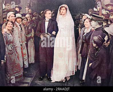 Mahnarbeiter, die bei der Hochzeit von Stella Drummond mit Lord Eustace Percy (dritter Sohn des verstorbenen Herzogs von Northumberland) in St. eine Ehrengarde bildeten Margaret's, Westminster. Lady Percy war eine von vielen Frauen der Gesellschaft, die in den Munitionsfabriken arbeiteten. Datum: 1918 Stockfoto