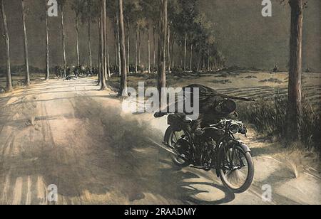 Ein belgischer Motorradfahrer schafft es gerade, eine Gruppe deutscher Uhlans zu Pferd bei Mondschein zu überholen. Datum: 1914 Stockfoto