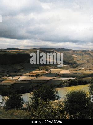 Ein schöner Blick auf das Rheidol Valley, Cardiganshire, Wales, mit Blick nach Osten in Richtung Devil's Bridge, von der Aberystwyth Road. Datum: 1950er Stockfoto