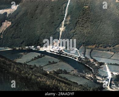 Ein feiner Eindruck des Hydro-Electric-Programms von Rheidol Vallley, der den regulierenden Staudamm und das Kraftwerk Cwmrheidol in Cardiganshire, Wales zeigt. Datum: 1960er Stockfoto