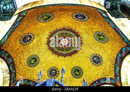 Farbenfrohes goldenes Mosaik Kaiser Wilhelm Deutsches Oktaganol-Springbrunnen-Pavillon Hippodrom von Konstantinopel Istanbul Türkei. 1900 erbaut, um vi zu markieren Stockfoto