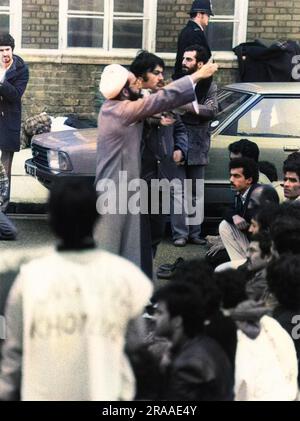 Ein iranischer Imam, der während der Belagerung der iranischen Botschaft in London draußen Gebete abgibt. Datum: 30. April Bis 5. Mai 1980 Stockfoto