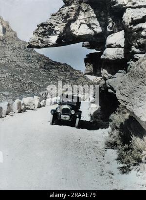 Sie fahren über Bains Kloof, den berühmten Weg durch die Berge in der Nähe von Kapstadt, Südafrika. Datum: 1930er Stockfoto