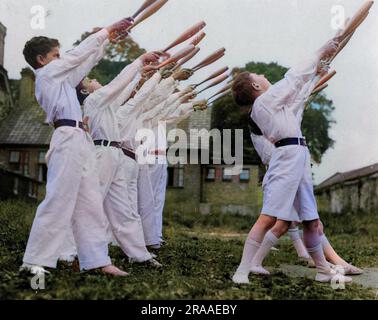 Diese Club-Swinging-Asse sind Jungs vom Woodstock College in Nord-London, England, die für ihre jährliche Turn-Ausstellung trainieren. Datum: 1930er Stockfoto