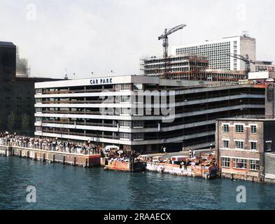 Ein hässlicher neuer mehrstöckiger Parkplatz, am Ufer der Themse, London. Beachten Sie die Kräne und modernen Bürogebäude, die hinter der St. Paul's (links). Datum: Ende 1960er Stockfoto