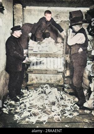 Ein Junge und ein Mann mit einem Haufen nutzloser deutscher Banknoten markieren Deutschland 1923 als Hyperinflation Datum: 1923 Stockfoto