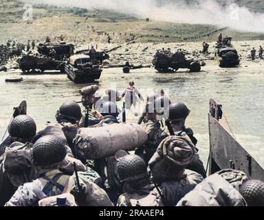 Die amerikanischen Angriffstruppen bereiten sich darauf vor, ihr Landungsschiff zu verlassen, wenn es sich dem Strandkopf Omaha Beach nähert. Der im Hintergrund sichtbare Rauch bestätigt den massiven Angriff der Marineartillerie, der die Landung unterstützt. Truppenschlangen ziehen sich den Strand hoch. Der D-Day begann am 6. Juni 1944 um 6:30am Uhr und wurde in zwei Angriffsphasen durchgeführt, in denen alliierte Truppen in der Luft landeten, gefolgt von einem amphibischen Angriff der Infanterie. û Die Landungen in der Normandie waren die größten eintägigen amphibischen Aktionen, die je durchgeführt wurden und an denen fast 400.000 Militär- und Marinepersonal beteiligt waren. Datum: 6. Juni 194 Stockfoto