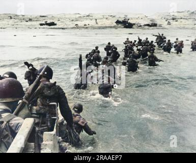 US-Angriffstruppen waten an Land. Der D-Day begann am 6. Juni 1944 um 6:30am Uhr und wurde in zwei Angriffsphasen durchgeführt, in denen alliierte Truppen in der Luft landeten, gefolgt von einem amphibischen Angriff der Infanterie. û Die Landungen in der Normandie waren die größten eintägigen amphibischen Aktionen, die je durchgeführt wurden und an denen fast 400.000 Militär- und Marinepersonal beteiligt waren. Datum: 6. Juni 1944 Stockfoto