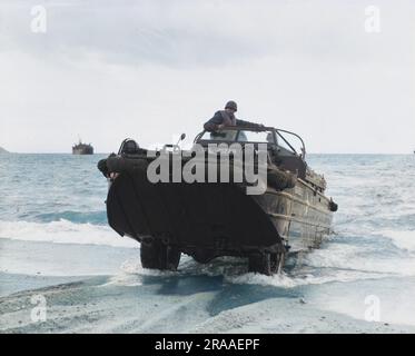 Mitglieder der 462. Amphibious Truck Company Schulung für D Day auf einem zweieinhalb Tonnen schweren Deck am Carylon Beach in Cornwall im Jahr 1944 Datum: 17. März 1944 Stockfoto