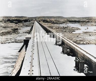 Straße auf dem Assuan-Staudamm (der alte oder niedrige Staudamm) auf dem Nil, Ägypten. Datum: 1902 Stockfoto