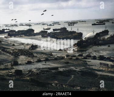 Ein atemberaubendes Panoramafoto eines französischen Invasionsstrands mit dem Kanalwasser dicht mit US-Militärschiffen, während Verstärkung und Vorräte nach der Eroberung der Halbinsel Cherbourg an Land gespült werden. Sperrballons schützen die Schiffe vor feindlichen Übergriffen. Ein Ballon ruht noch auf dem Deck eines großen Landungsfahrzeugs. Lastwagen mit Vorräten und Truppen fahren landeinwärts über den Strand. Der D-Day begann am 6. Juni 1944 um 6:30am Uhr und wurde in zwei Angriffsphasen durchgeführt, in denen alliierte Truppen in der Luft landeten, gefolgt von einem amphibischen Angriff der Infanterie. û Die Landungen in der Normandie waren es Stockfoto