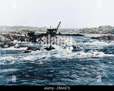 Bau des Assuan-Staudamms (der alte oder niedrige Staudamm) auf dem Nil in Ägypten: Bau temporärer Stein- und Sandschichten im Central Channel. Datum: 1902 Stockfoto