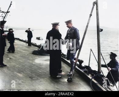 Kapitän Davidson von der HMS Cornwallis (letztes Schiff, das Suvla Bay verlässt) trifft General Byng nach der Evakuierung auf dem Gang. General Sir Julian Byng hatte das Kommando über Suvla und arrangierte die Evakuierung. Datum: Januar 16 Stockfoto