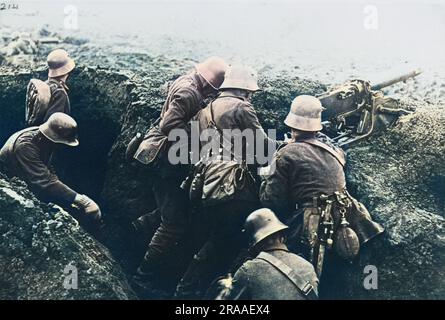 Maschinengewehrposten in einem Graben während des Rückzugs zur Siegfried-Linie an der Westfront im Ersten Weltkrieg Datum: Februar 17 Stockfoto