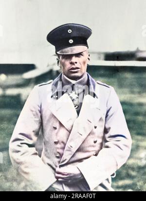 Oswald Boelcke (1891 û 1916), deutsches Flugace des Ersten Weltkriegs. Boelcke gilt als Vater der deutschen Luftwaffe und hat als erster die Regeln des Luftkampfes formalisiert, die er als Dicta Boelcke präsentierte. Er lehrte Manfred von Richthofen, den Roten Baron. Fotografiert hier nach der Landung seines Fokker Monoplane Typ E.III, in der Ferne gesehen. Stockfoto