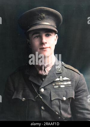 Major James Thomas Byford McCudden (1895-1918), Offizier und Pilot im Royal Flying Corps während des Ersten Weltkriegs. Er erhielt mehr Orden als jeder andere britische Flieger im Ersten Weltkrieg, darunter VC, DSO, MC und Croix de Guerre. Hier in RFC-Uniform gesehen. Datum: Ca. 1914-1918 Stockfoto