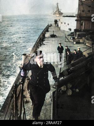 Admiral Sir John Rushworth Jellicoe, 1. Earl Jellicoe (1859-1935), britischer Admiral der Royal Navy. Er befehligte die große Flotte in der Schlacht von Jütland (1916) während des Ersten Weltkriegs. Hier an Bord seines Flaggschiffs HMS Iron Duke, mit Matrosen an Deck im Hintergrund. Datum: 1914-1916 Stockfoto
