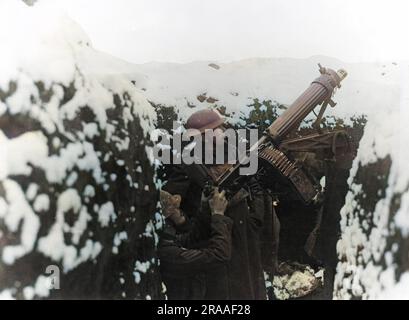 Zwei Männer des York und Lancashire Regiments in einem Graben an der Front der 62. Division, Oppy-Gavrelle, Nordfrankreich, während des Ersten Weltkriegs. Ein Vickers-Maschinengewehr ist für die Flugabwehr montiert. Datum: Januar 18 Stockfoto