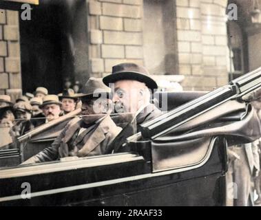 David Lloyd George (links), britischer Premierminister, und Arthur James Balfour (rechts), britischer Außenminister, fuhren in einem offenen Auto und verließen das Hotel Crillon in Paris, wo sie an einer Kriegskonferenz teilgenommen hatten. Datum: 26. Juli 17 Stockfoto
