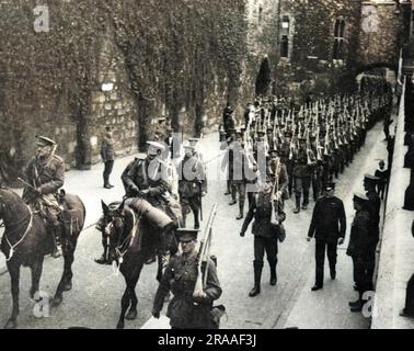 Männer der 2. Schotten Wachen verlassen den Tower of London, um in Lyndhurst im New Forest zu lagern, um die 7. Division während des Ersten Weltkriegs zu gründen. Datum: 15. September 14 Stockfoto