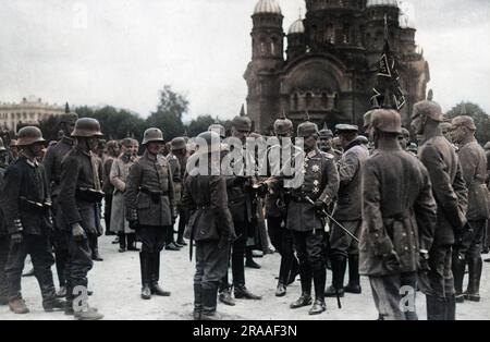 Kaiser Wilhelm II. (1859-1941), deutscher Kaiser, präsentiert eiserne Kreuze den Truppen in Warschau, Polen, kurz nachdem die Stadt während des Ersten Weltkriegs von der österreichisch-deutschen Armee eingenommen wurde. Datum: September 15 Stockfoto