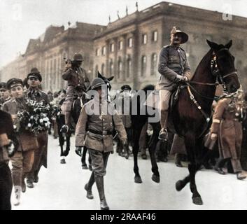 Paul Emil von Lettow-Vorbeck (1870-1964), General der kaiserlichen Deutschen Armee und Befehlshaber der Deutschen Ostafrika-Kampagne im Ersten Weltkrieg. Hier auf einem Pferderücken bei einer Parade gesehen, nach dem Krieg nach Berlin zurückgekehrt. Datum: 02. März 19 Stockfoto