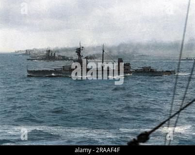 Britische Schlachtschiffe auf See während des Ersten Weltkriegs, einschließlich HMS Agincourt, ein Dreadnought, im Vordergrund. Datum: 1914-1918 Stockfoto