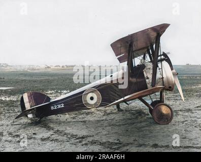 Ein britischer Sopwith F1 Camel-Doppeldecker auf einem Flugplatz während des Ersten Weltkriegs. Datum: 1918 Stockfoto