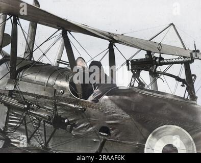 Ein zweisitzendes Zweisitzer-Biplane der British Royal Aircraft Factory RE8 mit dem Piloten im Cockpit, das vom Royal Flying Corps zur Aufklärung und Bombardierung während des Ersten Weltkriegs verwendet wurde. Er hatte einen 150hp RAF 4a-Motor. Datum: 1916-1918 Stockfoto