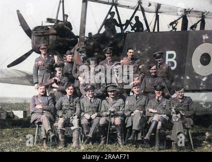 Offiziere des 207. Geschwaders der Unabhängigen Luftwaffe auf einem Gruppenfoto vor einem Handley Page Bomberflugzeug während des Ersten Weltkriegs. Datum: 1918 Stockfoto