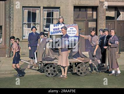 Leute auf einer Straße, die Kriegsersparnisse ermutigen, um den Krieg zu unterstützen. Datum: 1939-1945 Stockfoto