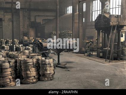 Eine Fabrik mit neu hergestellten Drähten, die in Spulen auf dem Boden stehen. Möglicherweise die Basis für Stacheldraht für die Westfront - WW1 Datum: Ca. 1915 Stockfoto