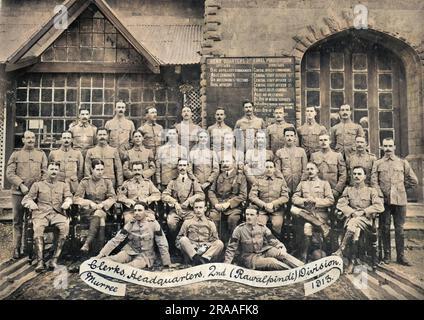 Gruppenfoto, Männer der 2. Division (Rawalpindi), Murree, Indien. Ein Brett dahinter zeigt, wer „nach oben“ und wer „nach unten“ gehört. Datum: 1913 Stockfoto