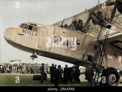 Der Scylla L17 British Biplane mit vier Motoren, entwickelt und gebaut von Short Brothers. Es wurde von Imperial Airways für Linienflüge zwischen London und verschiedenen europäischen Städten verwendet. Hier auf einem Flugplatz mit einer großen Menschenmenge. Datum: 1930er Stockfoto