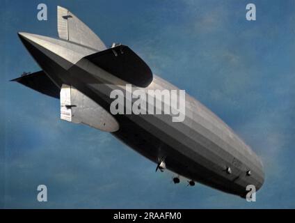 Das deutsche Luftschiff Graf Zeppelin im Flug, von unten gesehen. Stockfoto