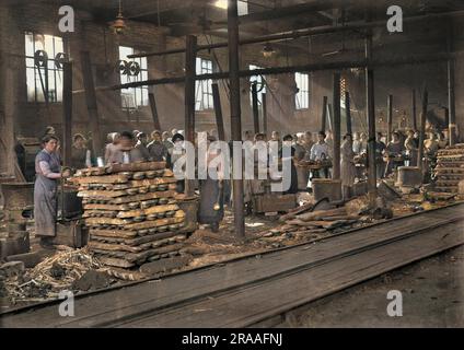 WW1 - eine große Gruppe von Arbeiterinnen in einer Fabrik, die Bleischrapnell für den Einsatz in hochexplosiven Artillerieschalen herstellt. Datum: Ca. 1915 Stockfoto