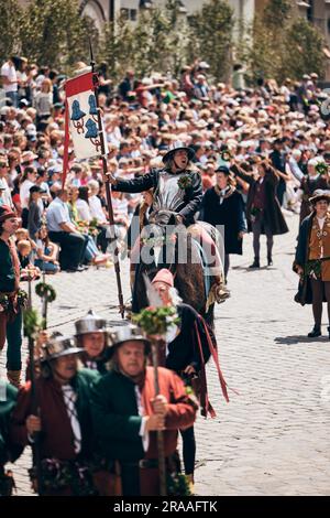 Landshut, Deutschland. 02. Juli 2023. Bei der Landshut Wedding geht die historische Prozession durch die Stadt. Tausende Besucher jubelten, während Braut und Bräutigam durch die herrlich dekorierte Altstadt zogen. Das mittelalterliche historische Spektakel stellt die Ehe der polnischen Prinzessin Hedwig mit dem Reichen von Bayern-Landshut wieder her. Kredit: Tobias C. Köhler/dpa/Alamy Live News Stockfoto