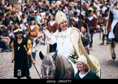 Landshut, Deutschland. 02. Juli 2023. Bei der Landshut Wedding geht die historische Prozession durch die Stadt. Tausende Besucher jubelten, während Braut und Bräutigam durch die herrlich dekorierte Altstadt zogen. Das mittelalterliche historische Spektakel stellt die Ehe der polnischen Prinzessin Hedwig mit dem Reichen von Bayern-Landshut wieder her. Kredit: Tobias C. Köhler/dpa/Alamy Live News Stockfoto