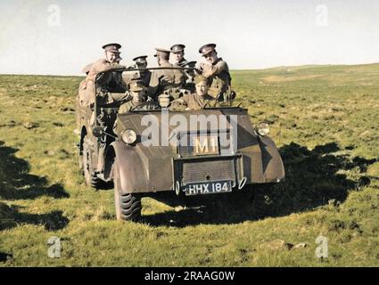 Eine Gruppe Soldaten in einem Jeep, die über ein Feld in der Nähe von Okehampton, Devon, fuhren. Datum: 1940er Stockfoto