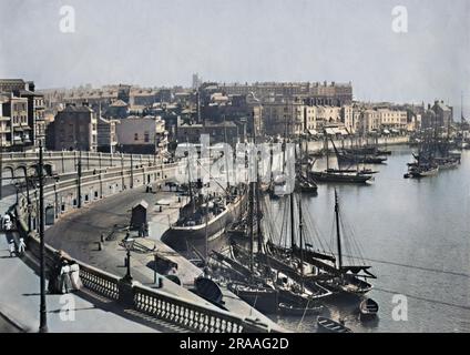 Ramsgate, Kent - Hafenszene mit Fischerbooten und Fußgängern. Datum: Ca. 1900 Stockfoto