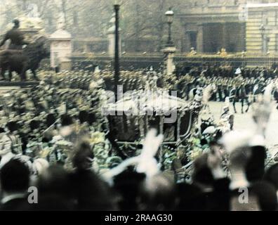 Der königliche Coach bearbeitete während der Krönung von George VI. Am 12. Mai 1937 die Menschenmassen der Zuschauer, begleitet von Wachmännern in voller Zeremonialuniform. Datum: 1937 Stockfoto